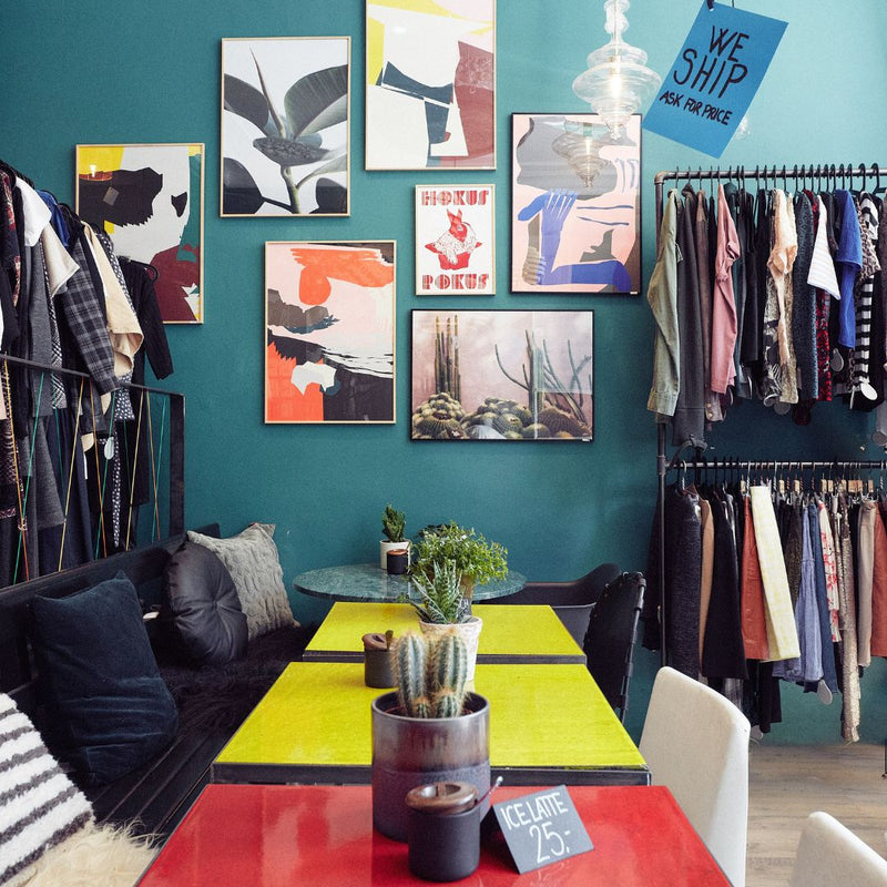portant à vêtements autonome en tuyaux noirs pour boutique