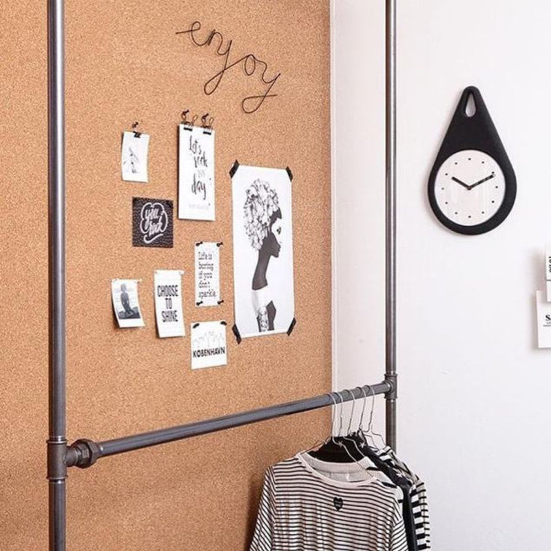 portant à vêtements en tuyaux en acier dans une chambre d'adolescent