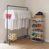 portemanteau en tuyaux industriels pour accrocher t-shirts avec rangement pour chaussures et boites à chaussures intégré