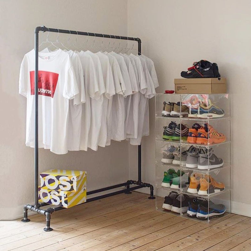 portemanteau en tuyaux industriels pour accrocher t-shirts avec rangement pour chaussures et boites à chaussures intégré