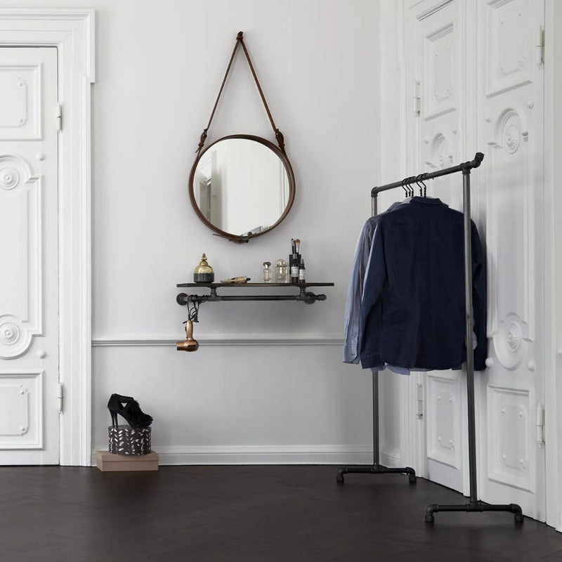 étagère murale avec tringle à vêtements intégrée