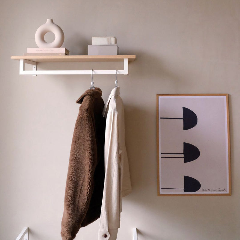 étagère en chêne classique équipée d'une tringle à vêtements minimaliste blanc mat 