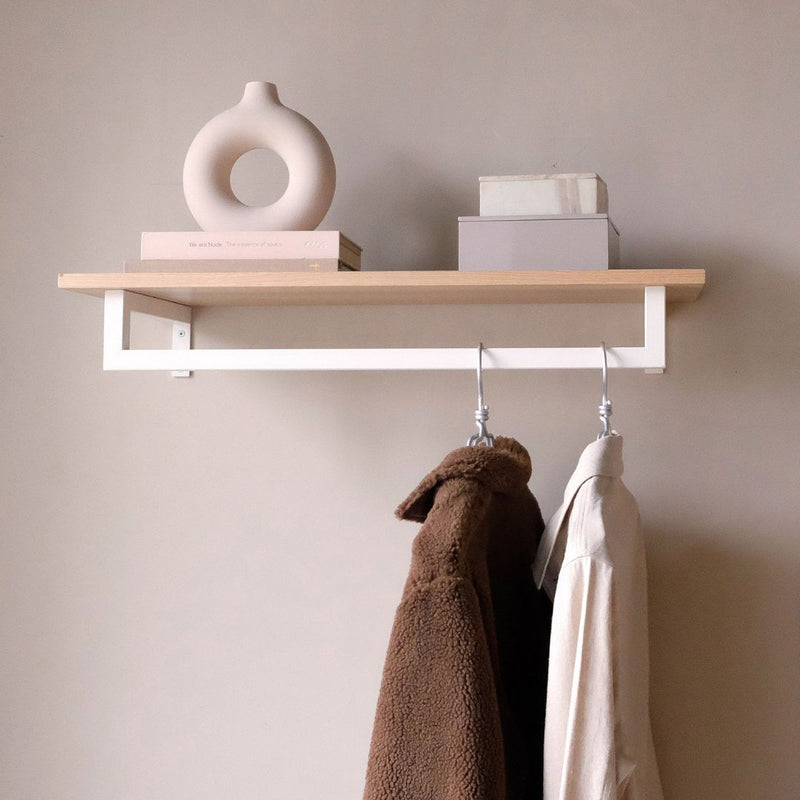 étagère en chêne classique équipée d'une tringle à vêtements minimaliste blanc mat pour suspendre vestes, manteaux et ranger des vases ou livres