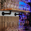 étagère en chêne pour ranger les verres dans un bar