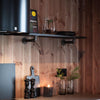 étagère pour une cuisine ouverte moderne en bois