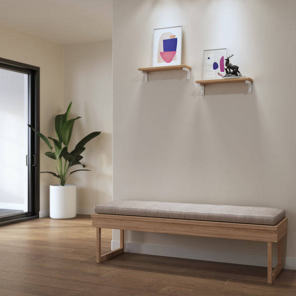 étagère en chêne de faible profondeur avec supports minimalistes blanc mat pour les cadres