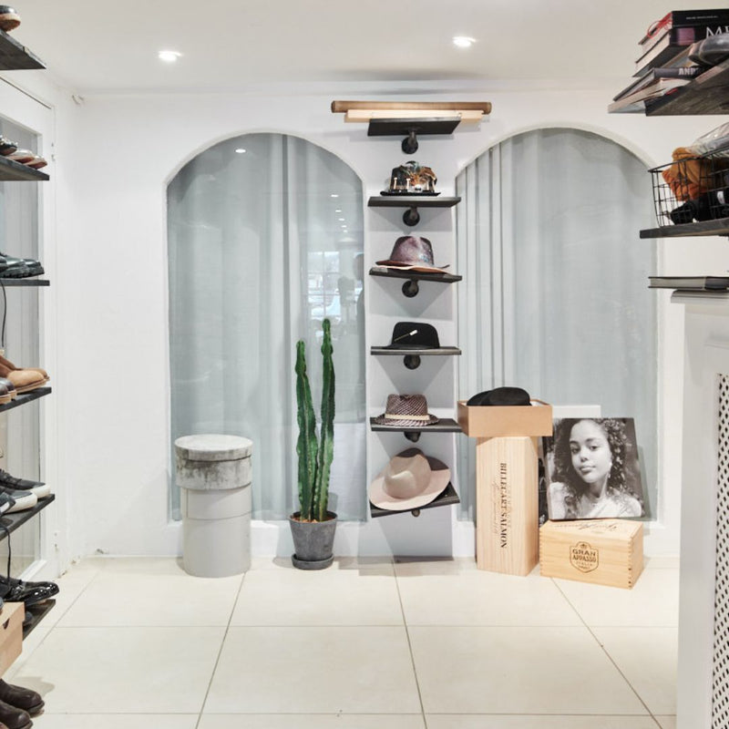 petites étagères pour ranger sa collection de chapeaux 