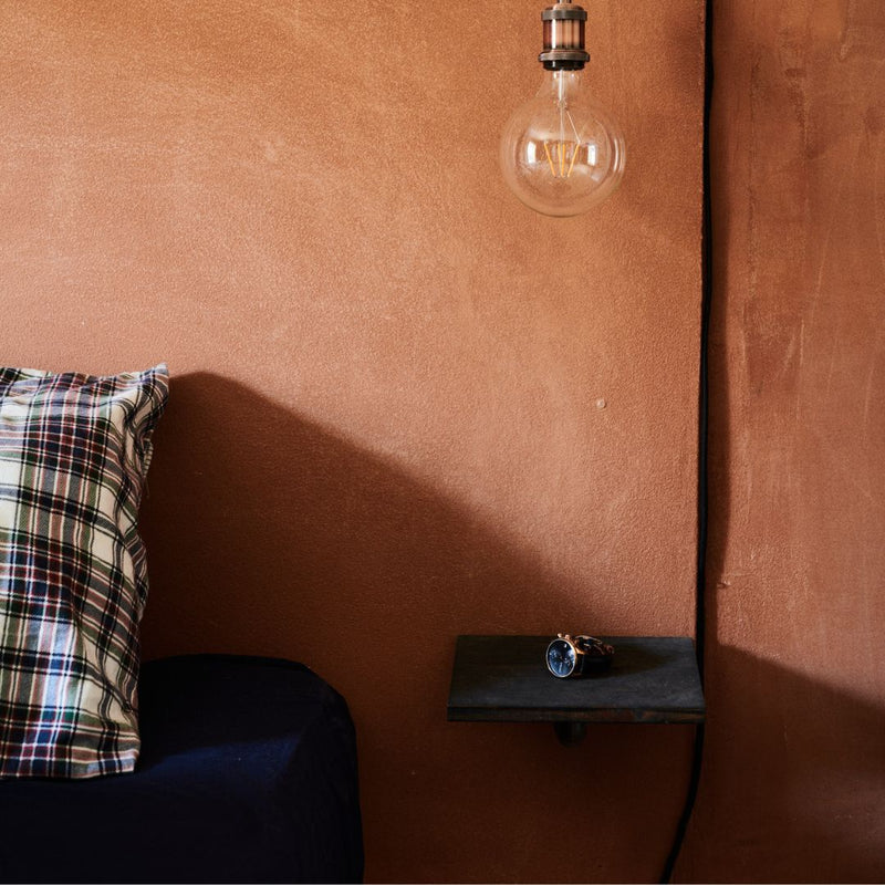 petite étagère en pin foncé utilisée comme table de chevet 