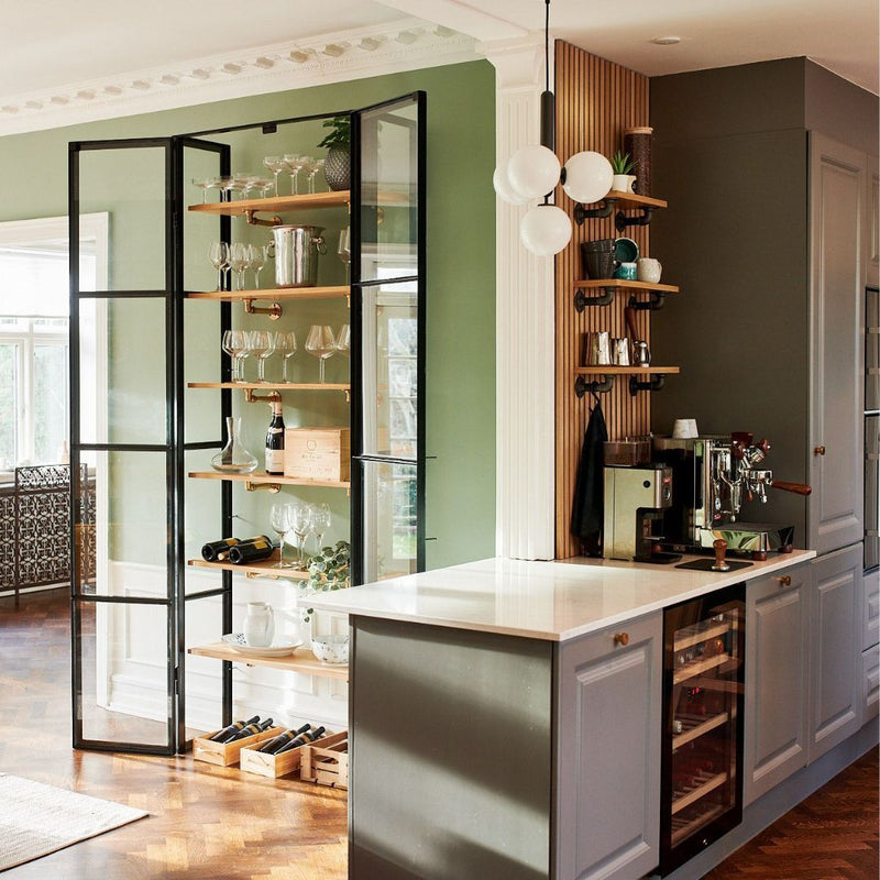 vitrine avec étagères en chêne classique pour ranger les verres dans la cuisine ou le séjour