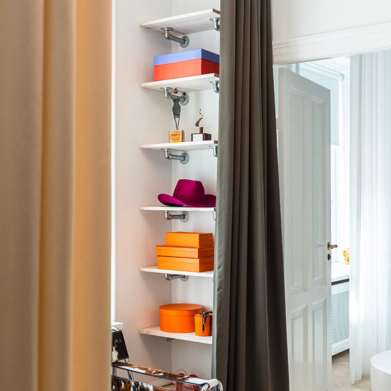 mur d'étagères en pin clair pour ranger les accessoires, chapeau, boites à chaussures