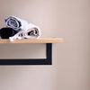 étagère en chêne classique avec supports minimalistes carrés noir mat