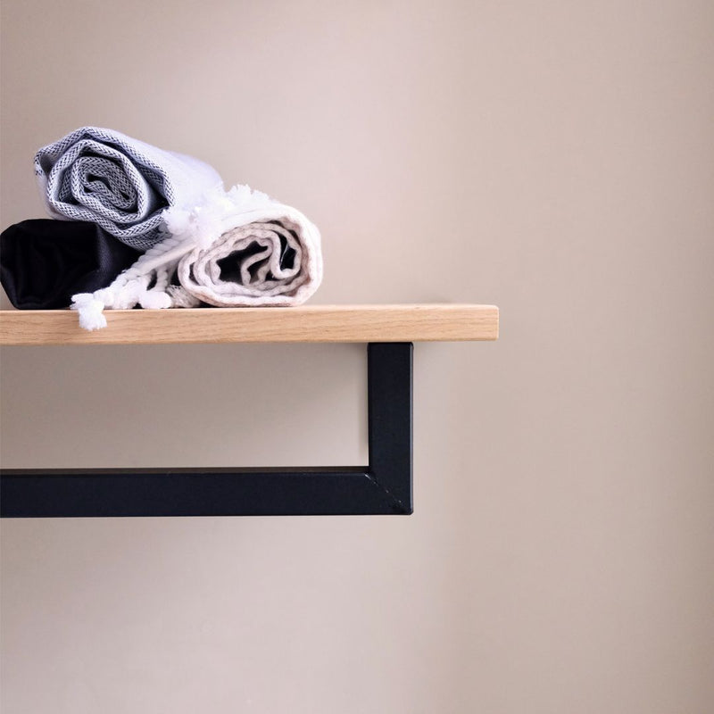 étagère en chêne classique avec supports minimalistes carrés noir mat