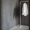 Portant à vêtements minimaliste blanc avec socle carré