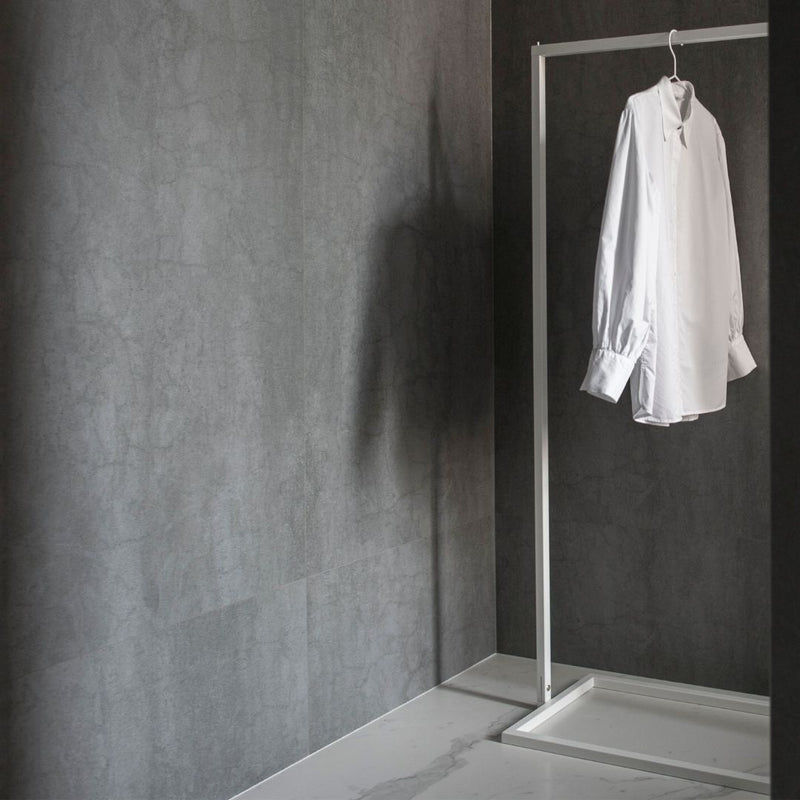 Portant à vêtements minimaliste blanc avec socle carré