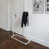 Portant à vêtements minimaliste blanc avec socle carré pour appartement 