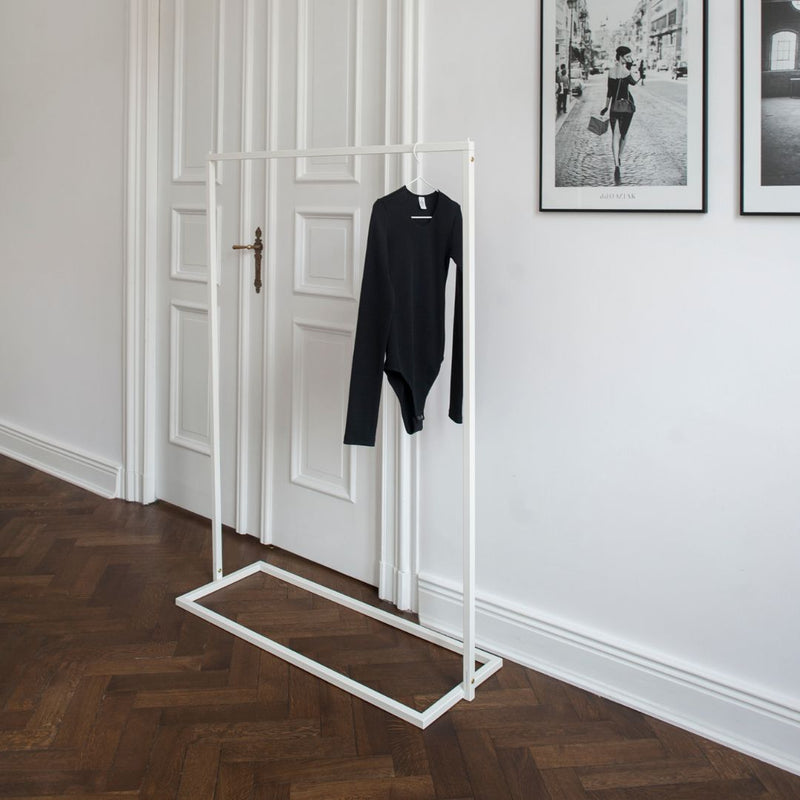 Portant à vêtements minimaliste blanc avec socle carré pour appartement 