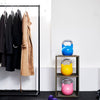 Portemanteau minimaliste noir avec socle carré pour une salle de sport 