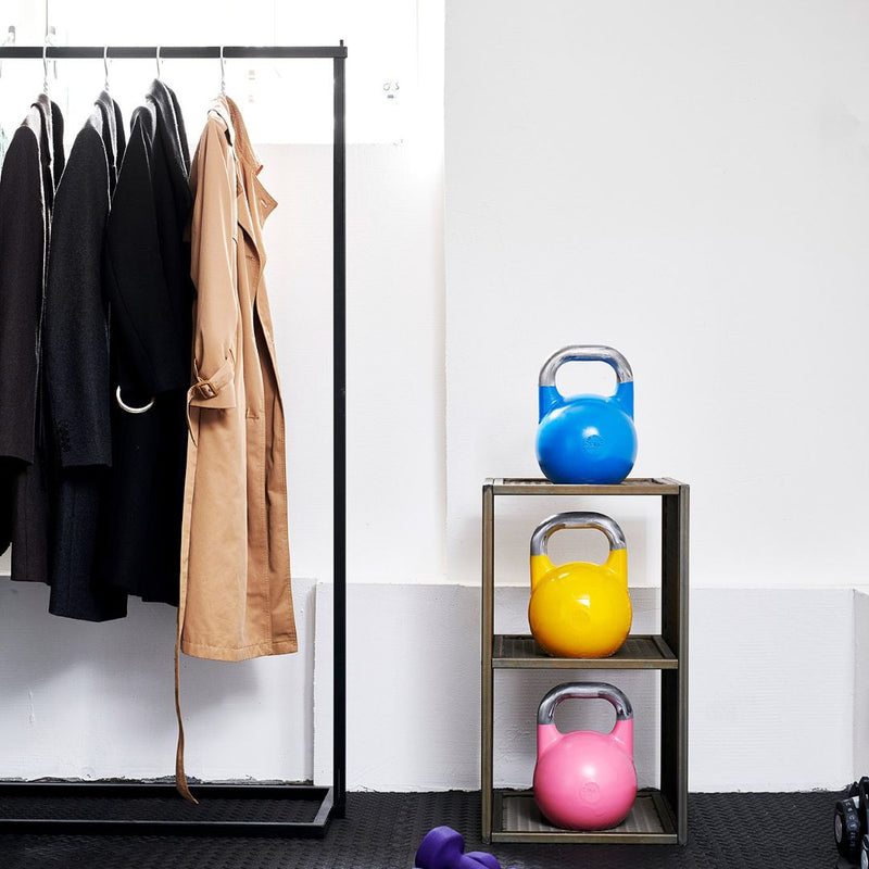 Portemanteau minimaliste noir avec socle carré pour une salle de sport 