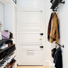 tringle pour suspendre les vestes dans l'entrée