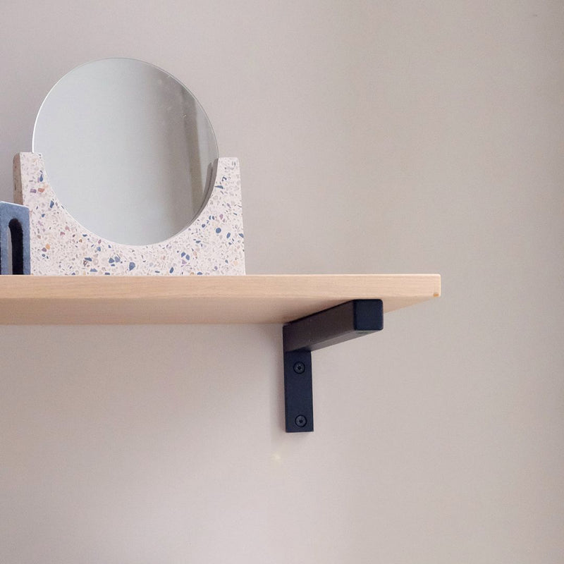 étagère en chêne de faible profondeur avec supports noir mat carrés pour les cadres