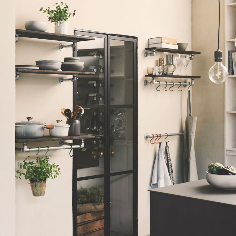 étagère murale avec tringle à vêtements intégrée pour cuisine