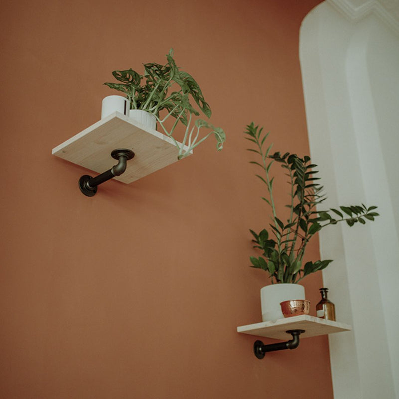 petites étagères étroites en pin clair pour les bougies ou plantes 