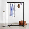 Portant à vêtements minimaliste noir pour avec socle carré pour accrocher chemises, pull et casquette