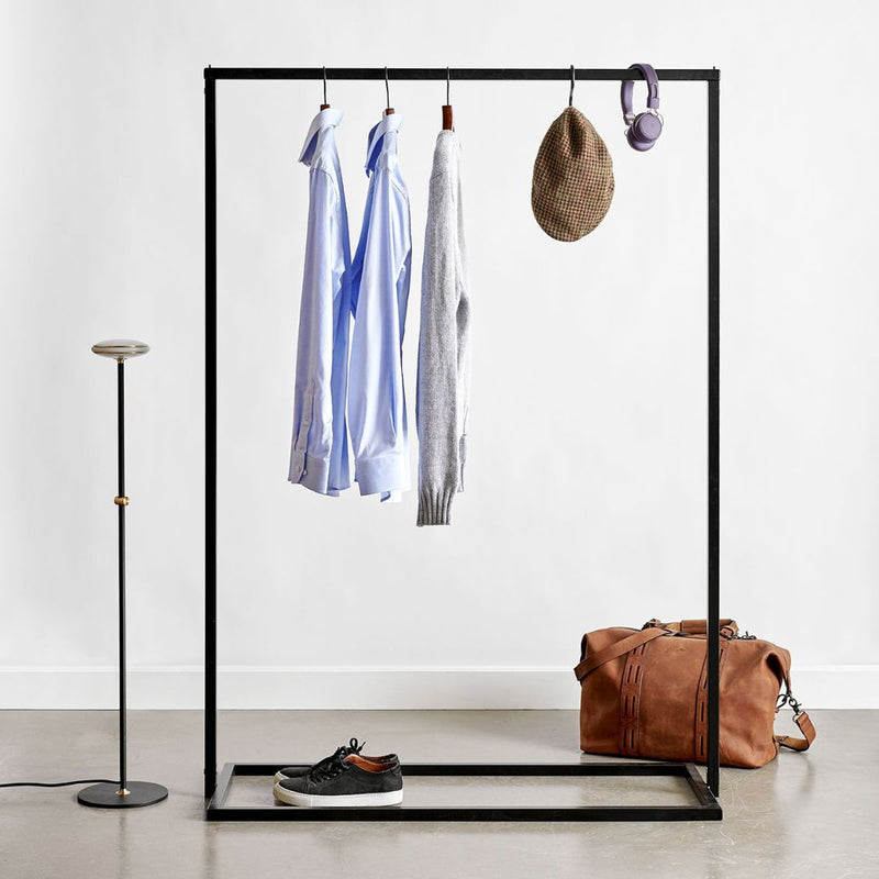 Portant à vêtements minimaliste noir pour avec socle carré pour accrocher chemises, pull et casquette