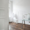 Portant à vêtements carré blanc pour un bureau