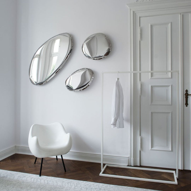 Portant à vêtements minimaliste blanc avec socle carré pour entrée d'appartement
