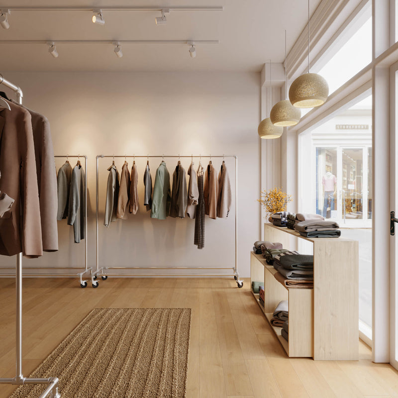 Portant à vêtements argenté sur roulettes dans un magasin
