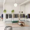 Portant à vêtements sur roulettes pour une boutique