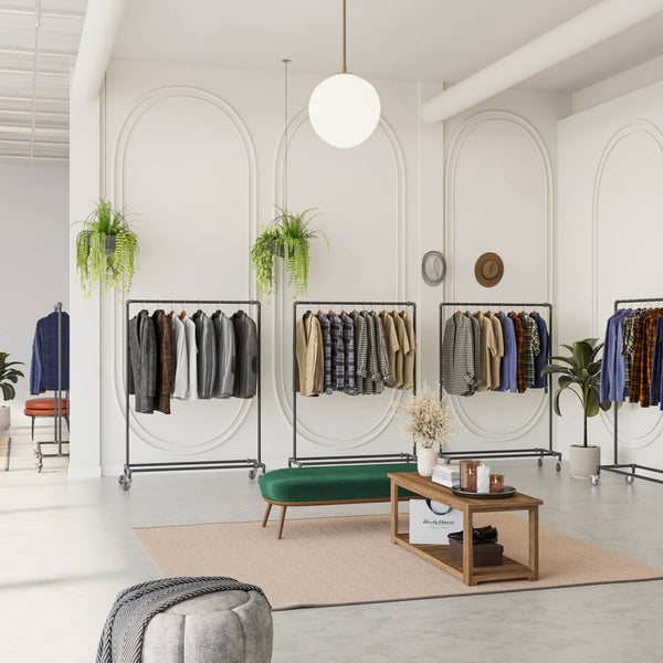 Portant à vêtements sur roulettes pour une boutique