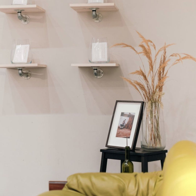 petites étagère en pin clair pour aménager une boutique 