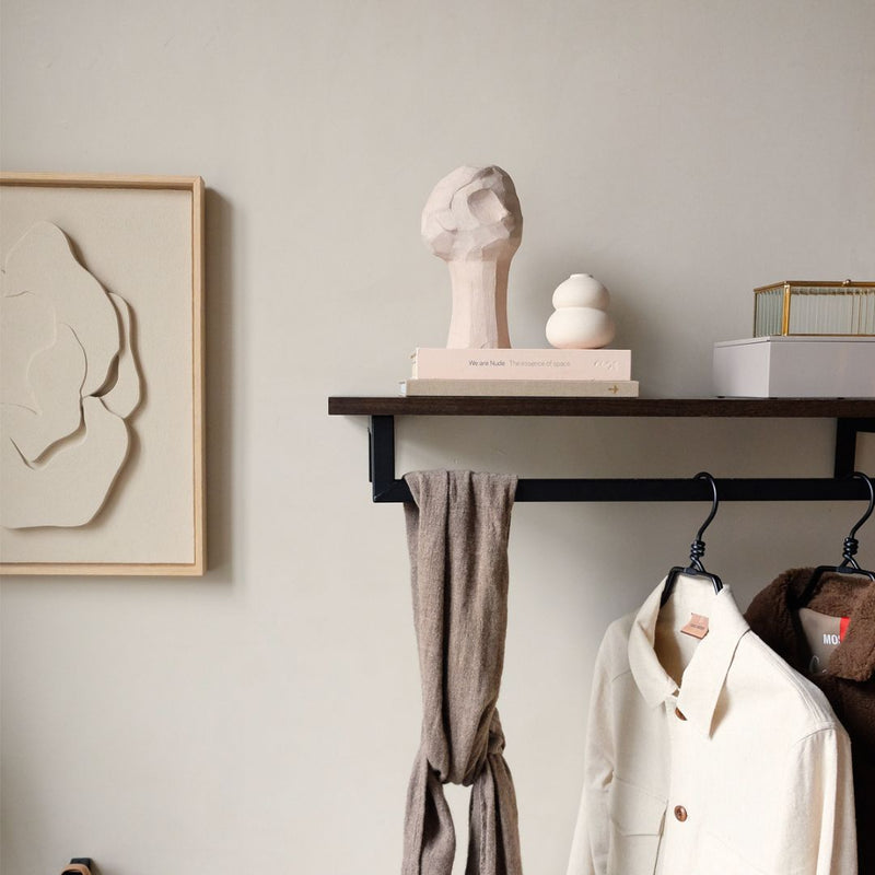 étagère en chêne équipée d'une tringle à vêtements minimaliste carrée noir mat