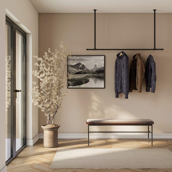 tringle suspendue noire pour accrocher les vestes dans l'entrée
