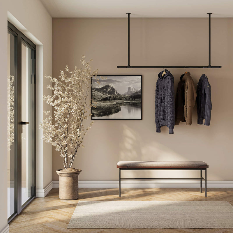 tringle suspendue noire pour accrocher les vestes dans l'entrée