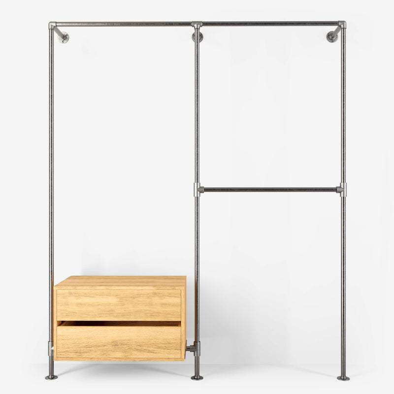 Solution de rangement Rackbuddy Walk-In en fer argenté composée de trois rails et d'une commode en chêne naturel