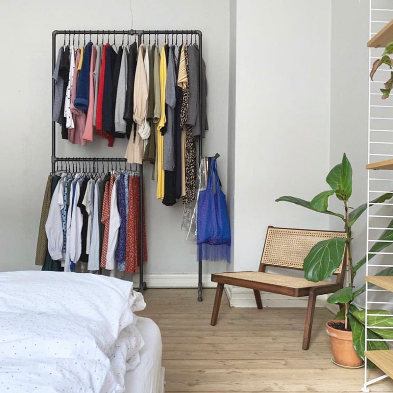 Portant à vêtements sur pieds en tuyaux de plomberie pour une chambre 