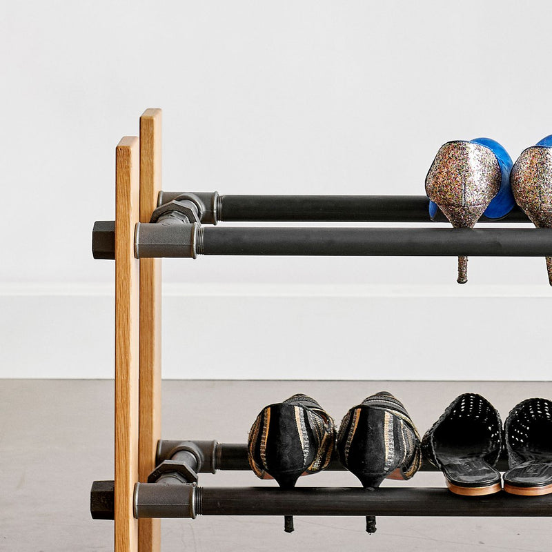 La structure de notre étagère à chaussures est en chêne naturel certifié FSC, associé à nos emblématiques tuyaux en fer noir. 