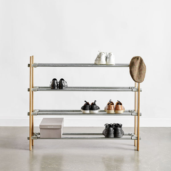Meuble à chaussures fabriqué à partir de chêne naturel et de nos emblématiques tuyaux en fer galvanisé argenté. Vous pouvez y ranger des escarpins, bottes ou sandales.