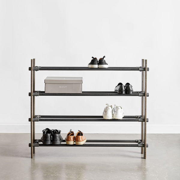 Meuble à chaussures à 4 étages fabriqué à partir de chêne fumé et de nos emblématiques tuyaux en fer noir. Vous pouvez y ranger des escarpins, bottes ou sandales.