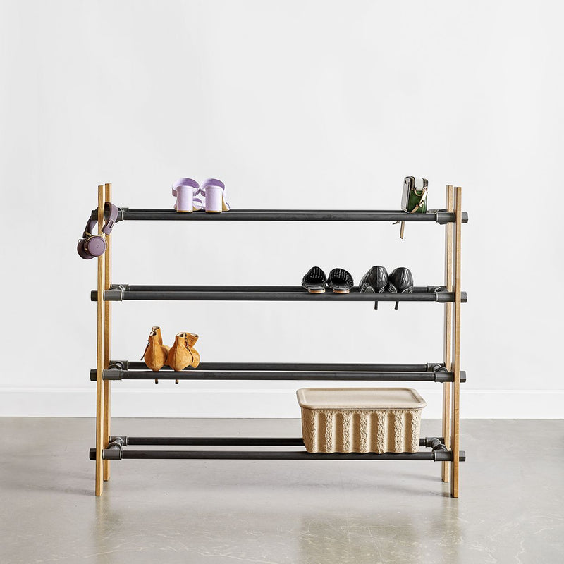 Meuble à chaussures fabriqué à partir de chêne naturel et de nos emblématiques tuyaux en fer noir. Vous pouvez y ranger des escarpins, bottes ou sandales.