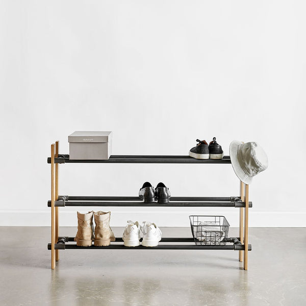 Étagère à chaussures à 3 étages fabriquée à partir de chêne naturel et de nos emblématiques tuyaux en fer noir. Vous pouvez y ranger des escarpins, bottes ou sandales.