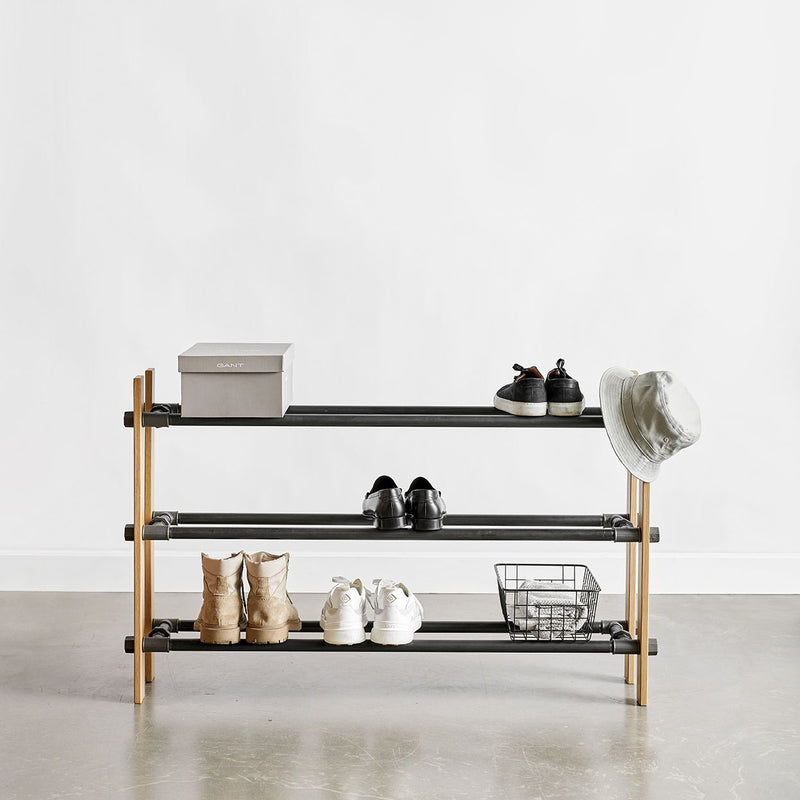 Étagère à chaussures à 3 étages fabriquée à partir de chêne naturel et de nos emblématiques tuyaux en fer noir. Vous pouvez y ranger des escarpins, bottes ou sandales.