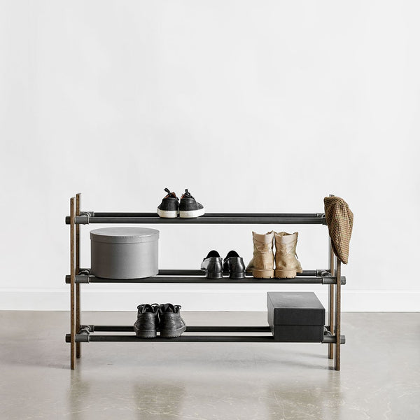 Étagère à chaussures à 3 étages fabriquée à partir de chêne fumé et de nos emblématiques tuyaux en fer noir. Vous pouvez y ranger des escarpins, bottes ou sandales.