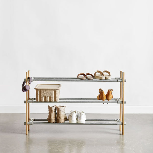 Étagère à chaussures à 3 étages fabriquée à partir de chêne naturel et de nos emblématiques tuyaux en fer galvanisé argenté. Vous pouvez y ranger des escarpins, bottes ou sandales.
