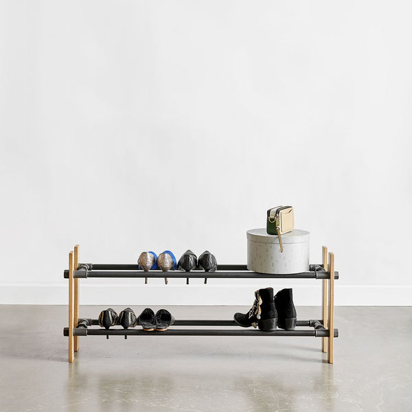 Étagère à chaussures fabriquée à partir de chêne naturel et de nos emblématiques tuyaux en fer noir. Vous pouvez y ranger des escarpins, bottes ou sandales. 