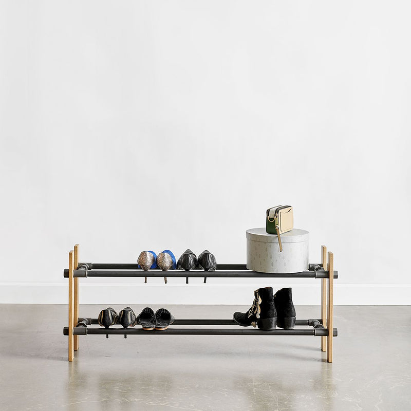 Étagère à chaussures fabriquée à partir de chêne naturel et de nos emblématiques tuyaux en fer noir. Vous pouvez y ranger des escarpins, bottes ou sandales. 