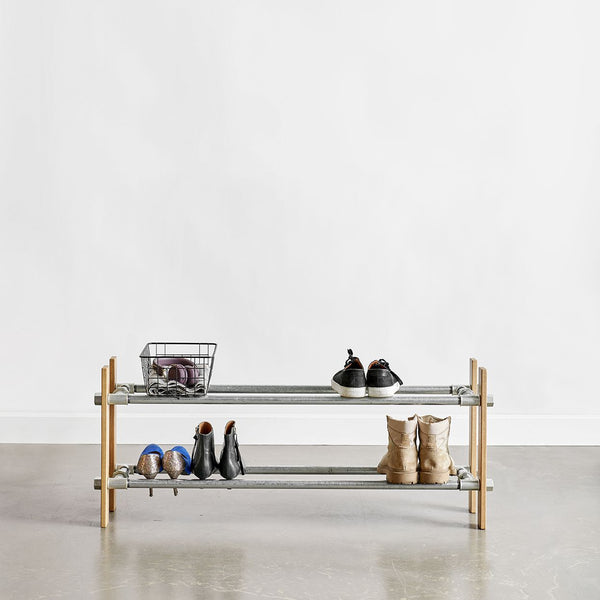 Étagère à chaussures fabriquée à partir de chêne naturel et de nos emblématiques tuyaux en fer galvanisé argenté. Vous pouvez y ranger des escarpins, bottes ou baskets..